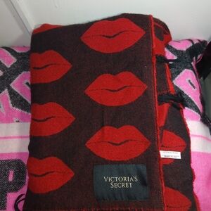 Victoria's Secret Older Throw Blanket 50x60 Red Lips Kiss Pattern